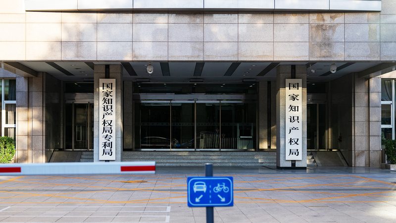 企业遭遇劳动争议，如何选择专业的北京劳动仲裁法律咨询机构？**
